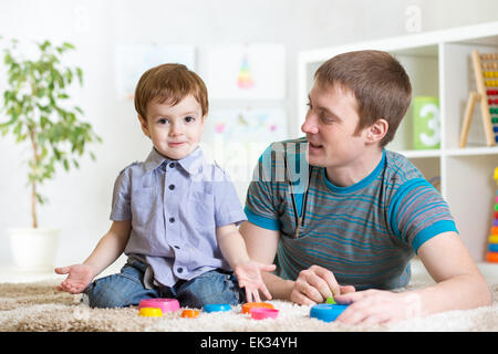 Kind Junge spielt mit Block Spielzeug indoor Stockfoto