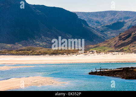 Ardara, County Donegal, Irland. 6. April 2015. Menschen in den Schatten gestellt durch die Landschaft-Fische für Meerforellen im Loughros Bucht an der Atlantik-Küste. Bildnachweis: Richard Wayman/Alamy Live-Nachrichten Stockfoto