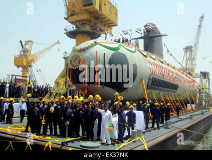 Mumbai, Indien. 6. April 2015. Mitarbeiter stehen in der Nähe von Indian Navy erste einheimisch gebauten Scorpene Angriff u-Boot am Mazagon Dock in Mumbai, Indien, 6. April 2015. Indische Verteidigungsminister Manohar Parrikar und Maharashtra Zustand Hauptminister Devendra Fadnavis abgedockt Montag das u-Boot. © Stringer/Xinhua/Alamy Live-Nachrichten Stockfoto