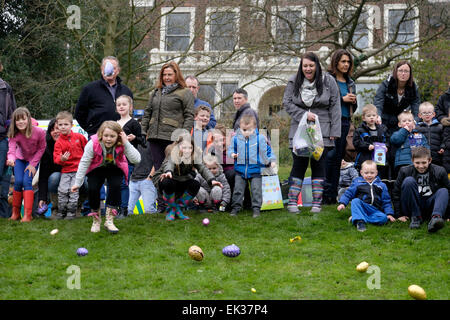 Preston, Lancashire, UK. 6. April 2015. Kinder nehmen Teil in der Tradition der Ei Rollen im Avenham Park, Preston. Die Tradition hat um für Hunderte von Jahren und Menschen, die zu Tausenden am Ostermontag, Schokolade und harte Rollen herausstellte Eiern hinunter die Hügel des innerstädtischen Parks gekocht worden.  Die Tradition der Easter Egg Roll hat auch von den Vereinigten Staaten angenommen wurde und es gibt jetzt ein jährliche Easter Egg Roll-Veranstaltung für Kinder auf dem Rasen des weißen Hauses. Bildnachweis: Paul Melling/Alamy Live-Nachrichten Stockfoto