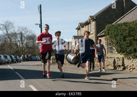 Hedley auf dem Hügel, UK. 06. April 2015. Das Siegerteam, das Watt, nähert sich die Ziellinie außerhalb des Feathers Inn in einer Zeit von 8m 37s während der 2015 Hedley Barrel Race. Das Rennen wird jährlich am Ostermontag. Credit: Colin Edwards/Alamy leben Nachrichten Stockfoto