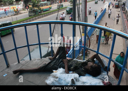 Ein Bangladeshi Obdachlose ein Nickerchen am Fuß Straßenüberführung am Farmgete in Dhaka, Bangladesch. Stockfoto