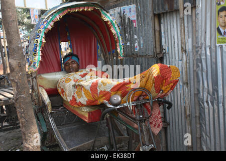 Ein Bangladeshi Obdachlose ein Nickerchen auf der Rikscha in Tongi in Dhaka, Bangladesch. Stockfoto