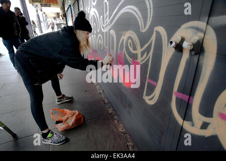 Brixton, London, UK. 6. April 2015. Lucinda Ireland malt aka Lilly Lou ein Wandbild auf eines der Geschäfte, die Network Rail plant, aus der Bahn Bögen auf Atlantikstraße zu vertreiben.  Organisiert wird das Projekt durch Stifte im Rahmen der Kampagne speichern Brixton Bögen. Bildnachweis: Honig Salvadori/Alamy Live-Nachrichten Stockfoto