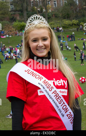 Avenham Park, Preston, Lancashire, Großbritannien. 6th. April 2015. Junior Miss Preston, Abbie Kerr 16, bei der Osterhaubenparade und dem Wettbewerb. Jeden Ostermontag werden im Avenham Park Eier auf die Piste gerollt – früher waren es traditionell dekorierte gekochte Eier, heute sind sie aber oft aus der Schokoladenvielfalt! Neben dem Eierrollen findet hier auch ein Osterfest-Wettbewerb, Lancashire Food & Drink und viele Unterhaltungsangebote für einen ganzen Tag statt. Stockfoto