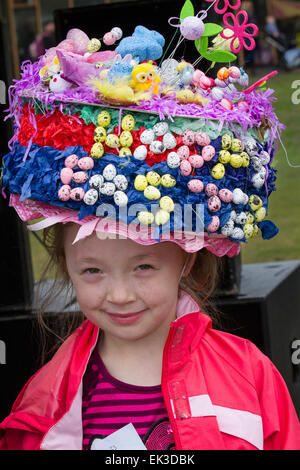 Dekorierte Ostermütze Hut Parade, kreative Kunst und Kunsthandwerk Design, Hutkreationen, Ei-Zitieren Wettbewerb, Spaß Ostern Kronen, dekorative Topper, Designs & Skills, Eierverkauf am Ostermontag im Avenham Park, Preston, Lancashire, Großbritannien. Rosie Gewinner der Happy Easter Motorhaube Parade und des Wettbewerbs. Jeden Ostermontag werden im Avenham Park Eier auf die Piste gerollt – früher waren es traditionell dekorierte gekochte Eier, heute sind sie aber oft aus der Schokoladenvielfalt! Stockfoto