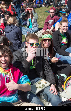 Die jährliche Hash Bash an der University of Michigan, wo eine Menge von Marihuana geraucht wird und Referenten fordern die Legalisierung. Stockfoto