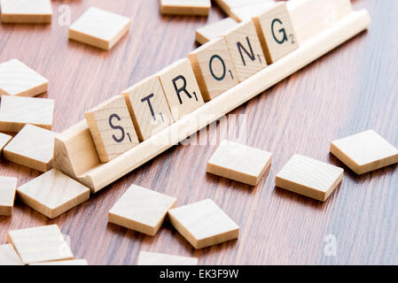 4. April 2015: Houston, TX, USA - Scrabble-Wort-Spiel Holz Fliesen Rechtschreibung STRONG Stockfoto