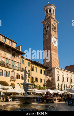 Brunnen Madonna Verona und Markt auf der Piazza delle Erbe, Verona, Venetien, Italien Stockfoto
