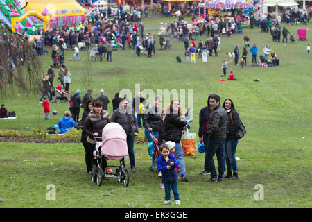 Avenham Park, Preston, Lancashire, Großbritannien, 6. April 2015. Easter bonnet Parade, Wettbewerb, Ostern Urlaub, Event, Events, Veranstaltung, Feier, Feder, Dekoration, Ei, traditionelle, Saison. Eier sind die Hänge hinunter an Avenham Park rollte jeden Ostermontag - in der Vergangenheit diese traditionellen eingerichtet wurden, gekochte Eier, aber jetzt sind oft der Schokolade in der Vielfalt! Sowie die egg-Rolling, das Ereignis hosts ein Ostern Motorhaube Wettbewerb. Ei rollen, oder ein Easter Egg Roll ist ein traditionelles Spiel mit Eiern zu Ostern gespielt. Andere Nationen haben Versionen des Spiels, die in der Regel mit harten gespielt - gekochte Eier, eingerichtet. Stockfoto