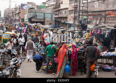 Zeigen Sie nach unten Nai Sarak aus Sadar Markt in der alten Stadt Jodhpur an Stockfoto