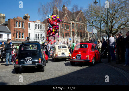 Horsham, UK. 6. April 2015. Fiat 500 Serie Autos während des Festivals Horsham Piazza Italia auf Montag, 6. April 2015. Piazza Italia 2015 fand in Horsham, West Sussex, von Freitag, 3 April, Montag, 6. April 2015 statt. Bildnachweis: Christopher Mills/Alamy Live-Nachrichten Stockfoto