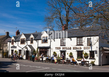 Foolow, Derbyshire, UK. 6. April 2015. Familien genießen Mittagessen außerhalb der Bulls Head Inn an einem warmen Frühlings-Nachmittag in der malerischen Peak District Dorf von Foolow, Credit: Mark Richardson/Alamy Live News Stockfoto