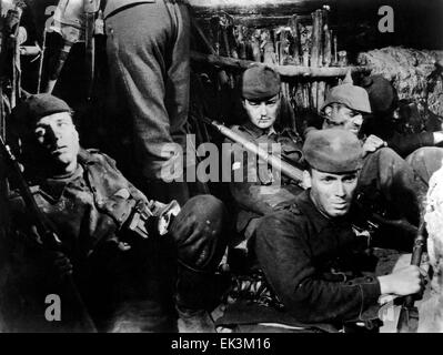 William Bakewell, Lew Ayres, Louis Wolheim, Russell Gleason, am Set des Films 'All Quiet on the Western Front' 1930 Stockfoto