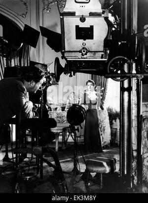 Direktor Robert Z. Leonard, Luise Rainer, am Set des Films "Der große Ziegfeld", 1936 Stockfoto