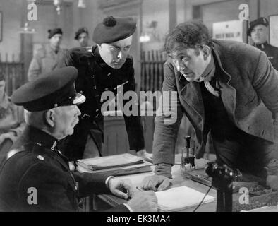 Victor McLaglen, (rechts), am Set des Films "The Informer", 1935 Stockfoto