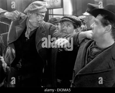 Victor McLaglen, (links), am Set des Films "Der Informant", 1935 Stockfoto