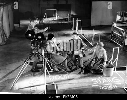 Kameramann Karl Struss, Schriftsteller Fannie Hurst, Direktor Herbert Brenon, Winifred Westover, am Set des Films "Lummox", 1930 Stockfoto