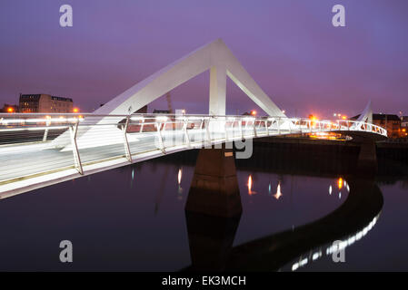 Ein Winterbild Nacht Glasgows Tradeston Brücke, bekannte lokal als Squiggly Brücke über den River Clyde in Stadt Zentrum. Stockfoto