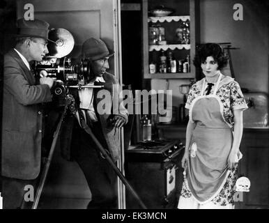 Kameramann L. Guy Wilky, Direktor William DeMille, Claire Adams, am Set von the Silent Film "Männer und Frauen", 1925 Stockfoto