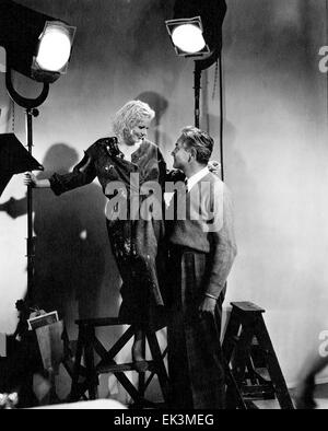 Jean Harlow, Regisseur Victor Fleming, am Set Film Nachdem geschnitten Szene aus "Reckless", 1935 Stockfoto