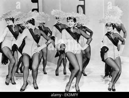 Judy Garland mit Showgirls, am Set des Films "A Star is Born", 1954 Stockfoto