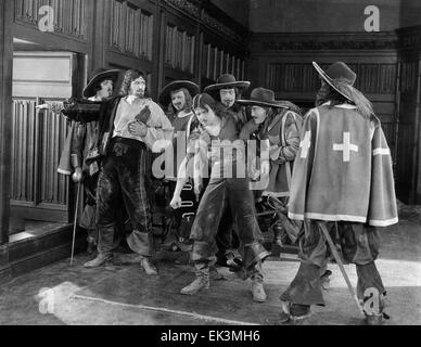 Douglas Fairbanks, (Mitte), am Set des Stummfilms "Die drei Musketiere", 1921 Stockfoto