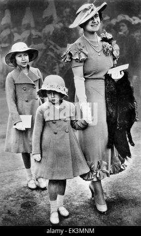 Königin Elizabeth II des Vereinigten Königreichs, als Kind, mit der Königin-Mutter, Elisabeth und Prinzessin Margaret, ca. späten 1930er Jahren Stockfoto