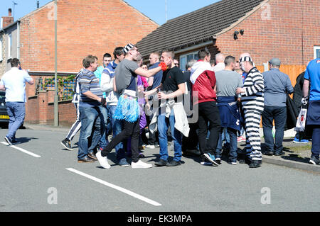 Alfreton Town, Derbyshire, UK.  6. April 2015. Bis zu 2.500 Grimsby Boden Auswärtsfans Ankunft im Norden Straßenfußball Zuhause von Derbyshire non-League Football Club "Alfreton Town". Gesamtbesucherzahl war ca. 3.327 hauptsächlich Grimsby Town Fans. Beide Teams spielen in der Vanarama Konferenz Liga, Grimsby jagen Beförderung zum Fußball League nächste Saison. Viele Grimsby Fans hatten Uhr von außerhalb der Erde. Bildnachweis: IFIMAGE/Alamy Live-Nachrichten Stockfoto