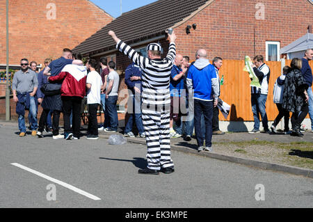 Alfreton Town, Derbyshire, UK.  6. April 2015. Bis zu 2.500 Grimsby Auswärtsfans Ankunft im Norden Straßenfußball Boden Zuhause von Derbyshire non-League Football club'Alfreton Stadt ". Gesamtbesucherzahl war ca. 3.327 hauptsächlich Grimsby Town Fans. Beide Teams spielen in der Vanarama Konferenz Liga, Grimsby jagen Beförderung zum Fußball League nächste Saison. Viele Grimsby Fans hatten Uhr von außerhalb der Erde. Bildnachweis: IFIMAGE/Alamy Live-Nachrichten Stockfoto