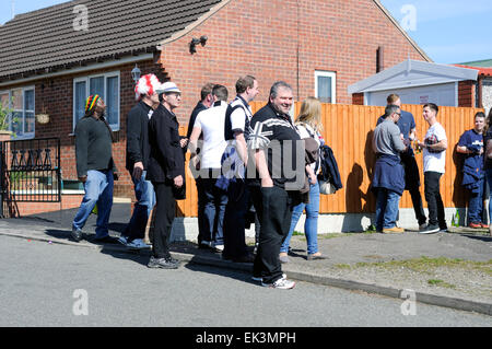 Alfreton Town, Derbyshire, UK.  6. April 2015. Bis zu 2.500 Grimsby Boden Auswärtsfans Ankunft im Norden Straßenfußball Zuhause von Derbyshire non-League Football Club "Alfreton Town". Gesamtbesucherzahl war ca. 3.327 hauptsächlich Grimsby Town Fans. Beide Teams spielen in der Vanarama Konferenz Liga, Grimsby jagen Beförderung zum Fußball League nächste Saison. Viele Grimsby Fans hatten Uhr von außerhalb der Erde. Bildnachweis: IFIMAGE/Alamy Live-Nachrichten Stockfoto