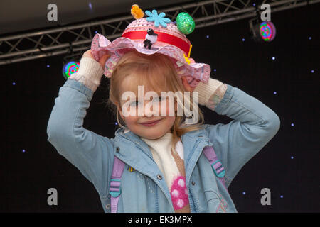 Dekorierte Ostermütze Hut Parade, kreative Kunst und Kunsthandwerk Design, Hutkreationen, Ei-Zitieren Wettbewerb, Spaß Ostern Kronen, dekorative Topper, Designs & Skills, Eierverkauf am Ostermontag Caitlyn, 5 Jahre alt aus Preston, bei der Osterhaubenparade und beim Wettbewerb. Jeden Ostermontag werden im Avenham Park Eier auf die Piste gerollt – früher waren es traditionell dekorierte gekochte Eier, heute sind sie aber oft aus der Schokoladenvielfalt! Stockfoto