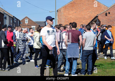 Alfreton Town, Derbyshire, UK.  6. April 2015. Bis zu 2.500 Grimsby Boden Auswärtsfans Ankunft im Norden Straßenfußball Zuhause von Derbyshire non-League Football Club "Alfreton Town". Gesamtbesucherzahl war ca. 3.327 hauptsächlich Grimsby Town Fans. Beide Teams spielen in der Vanarama Konferenz Liga, Grimsby jagen Beförderung zum Fußball League nächste Saison. Viele Grimsby Fans hatten Uhr von außerhalb der Erde. Bildnachweis: IFIMAGE/Alamy Live-Nachrichten Stockfoto