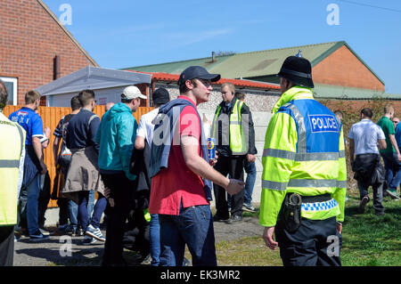 Alfreton Town, Derbyshire, UK.  6. April 2015. Bis zu 2.500 Grimsby Boden Auswärtsfans Ankunft im Norden Straßenfußball Zuhause von Derbyshire non-League Football Club "Alfreton Town". Gesamtbesucherzahl war ca. 3.327 hauptsächlich Grimsby Town Fans. Beide Teams spielen in der Vanarama Konferenz Liga, Grimsby jagen Beförderung zum Fußball League nächste Saison. Viele Grimsby Fans hatten Uhr von außerhalb der Erde. Bildnachweis: IFIMAGE/Alamy Live-Nachrichten Stockfoto