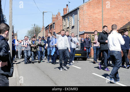 Alfreton Town, Derbyshire, UK.  6. April 2015. Bis zu 2.500 Grimsby Boden Auswärtsfans Ankunft im Norden Straßenfußball Zuhause von Derbyshire non-League Football Club "Alfreton Town". Gesamtbesucherzahl war ca. 3.327 hauptsächlich Grimsby Town Fans. Beide Teams spielen in der Vanarama Konferenz Liga, Grimsby jagen Beförderung zum Fußball League nächste Saison. Viele Grimsby Fans hatten Uhr von außerhalb der Erde. Bildnachweis: IFIMAGE/Alamy Live-Nachrichten Stockfoto