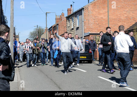 Alfreton Town, Derbyshire, UK.  6. April 2015. Bis zu 2.500 Grimsby Boden Auswärtsfans Ankunft im Norden Straßenfußball Zuhause von Derbyshire non-League Football Club "Alfreton Town". Gesamtbesucherzahl war ca. 3.327 hauptsächlich Grimsby Town Fans. Beide Teams spielen in der Vanarama Konferenz Liga, Grimsby jagen Beförderung zum Fußball League nächste Saison. Viele Grimsby Fans hatten Uhr von außerhalb der Erde. Bildnachweis: IFIMAGE/Alamy Live-Nachrichten Stockfoto