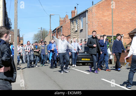 Alfreton Town, Derbyshire, UK.  6. April 2015. Bis zu 2.500 Grimsby Boden Auswärtsfans Ankunft im Norden Straßenfußball Zuhause von Derbyshire non-League Football Club "Alfreton Town". Gesamtbesucherzahl war ca. 3.327 hauptsächlich Grimsby Town Fans. Beide Teams spielen in der Vanarama Konferenz Liga, Grimsby jagen Beförderung zum Fußball League nächste Saison. Viele Grimsby Fans hatten Uhr von außerhalb der Erde. Bildnachweis: IFIMAGE/Alamy Live-Nachrichten Stockfoto