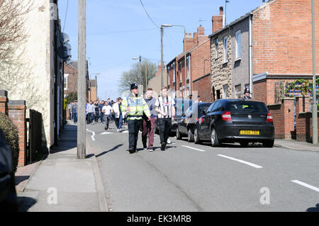 Alfreton Town, Derbyshire, UK.  6. April 2015. Bis zu 2.500 Grimsby Boden Auswärtsfans Ankunft im Norden Straßenfußball Zuhause von Derbyshire non-League Football Club "Alfreton Town". Gesamtbesucherzahl war ca. 3.327 hauptsächlich Grimsby Town Fans. Beide Teams spielen in der Vanarama Konferenz Liga, Grimsby jagen Beförderung zum Fußball League nächste Saison. Viele Grimsby Fans hatten Uhr von außerhalb der Erde. Bildnachweis: IFIMAGE/Alamy Live-Nachrichten Stockfoto