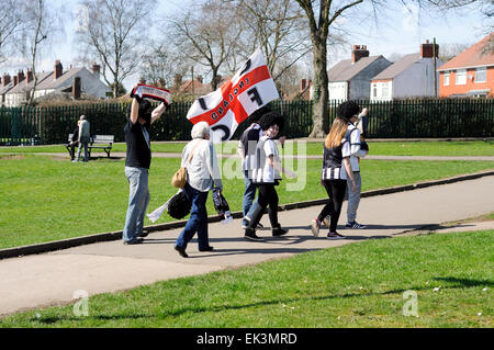 Alfreton Town, Derbyshire, UK.  6. April 2015. Bis zu 2.500 Grimsby Boden Auswärtsfans Ankunft im Norden Straßenfußball Zuhause von Derbyshire non-League Football Club "Alfreton Town". Gesamtbesucherzahl war ca. 3.327 hauptsächlich Grimsby Town Fans. Beide Teams spielen in der Vanarama Konferenz Liga, Grimsby jagen Beförderung zum Fußball League nächste Saison. Viele Grimsby Fans hatten Uhr von außerhalb der Erde. Bildnachweis: IFIMAGE/Alamy Live-Nachrichten Stockfoto