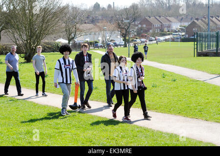 Alfreton Town, Derbyshire, UK.  6. April 2015. Bis zu 2.500 Grimsby Boden Auswärtsfans Ankunft im Norden Straßenfußball Zuhause von Derbyshire non-League Football Club "Alfreton Town". Gesamtbesucherzahl war ca. 3.327 hauptsächlich Grimsby Town Fans. Beide Teams spielen in der Vanarama Konferenz Liga, Grimsby jagen Beförderung zum Fußball League nächste Saison. Viele Grimsby Fans hatten Uhr von außerhalb der Erde. Bildnachweis: IFIMAGE/Alamy Live-Nachrichten Stockfoto