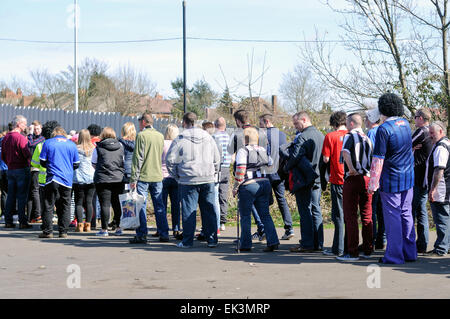 Alfreton Town, Derbyshire, UK.  6. April 2015. Bis zu 2.500 Grimsby Auswärtsfans Ankunft im Norden Straßenfußball Boden Zuhause von Derbyshire non-League Football club'Alfreton Stadt ". Gesamtbesucherzahl war ca. 3.327 hauptsächlich Grimsby Town Fans. Beide Teams spielen in der Vanarama Konferenz Liga, Grimsby jagen Beförderung zum Fußball League nächste Saison. Viele Grimsby Fans hatten Uhr von außerhalb der Erde. Bildnachweis: IFIMAGE/Alamy Live-Nachrichten Stockfoto