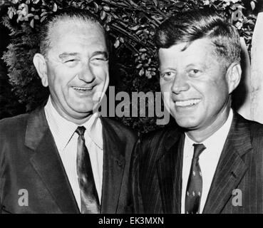 US-Senatoren John F. Kennedy und Lyndon B. Johnson, nach der Ankündigung Johnsons Vice Presidential Ort auf Ticket, 29. Juli 1960 Stockfoto