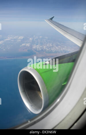 An der Küste durch das Flugzeugfenster anzeigen Stockfoto