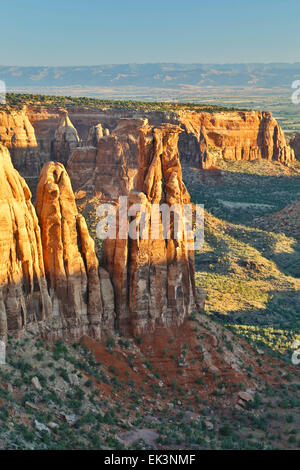 Sandstein-Denkmäler, Formationen 'paar küssen", vom Monument Canyon View, Colorado National Monument, Grand Junction, USA Stockfoto