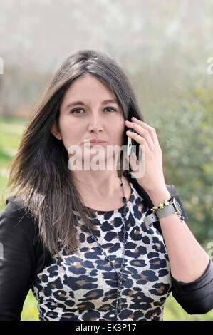 Porträt einer langhaarigen Frau telefonieren mit einem Handy Stockfoto