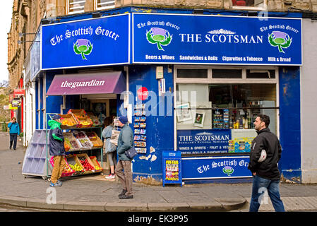 Ein Lebensmittelgeschäft auf der Royal Mile in Edinburgh. Stockfoto
