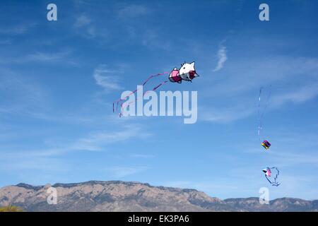 drei Drachen soaring mit Berg-Kulisse - Albuquerque, New Mexico - USA Stockfoto