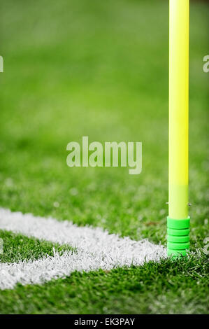 Fußball Feld Ecke Detail mit weißen Flecken und Flag stick Stockfoto