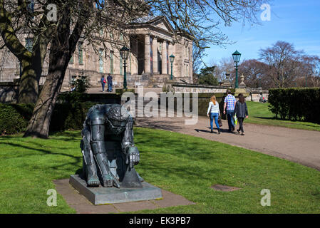 Besucher, die durch die Figur des Sir Isaac Newton von Sir Eduardo Paolozzi am Eingang, die Gallery of Modern Art (zwei). Stockfoto