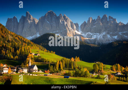 St. Magdalena oder Santa Maddalena Dorf vor den Geisler Dolomiten Gipfeln in der Val di Funes in Italien. Stockfoto